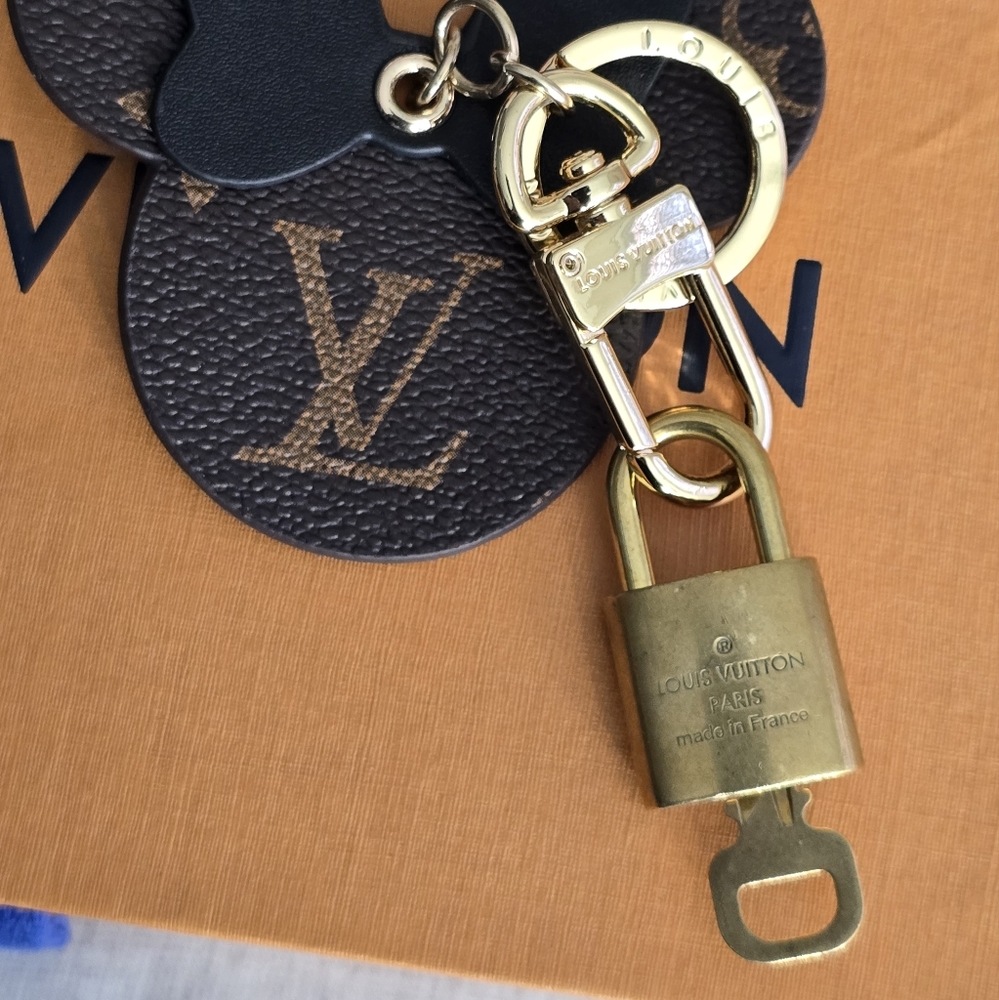 🟡Authentic Gold Louis Vuitton Padlock & key #344🟡 - Picture 3 of 13